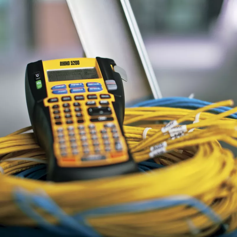 DYMO RHINO 5200 Industriālais etiķešu printeris | Marķēšanas iekārtas komplekts ar somiņu | Laiku taupoši karstie taustiņiĀtri drukāIzturīgs etiķešu printeris darba vietām un lielas slodzes marķēšanas darbiem (EU C tipa kontaktdakša)