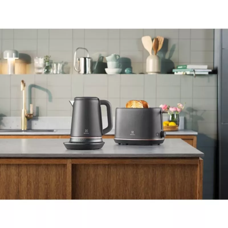 Electrolux E7K16BP elektriskā tējkanna 1,7 L 2400 W melna, vara