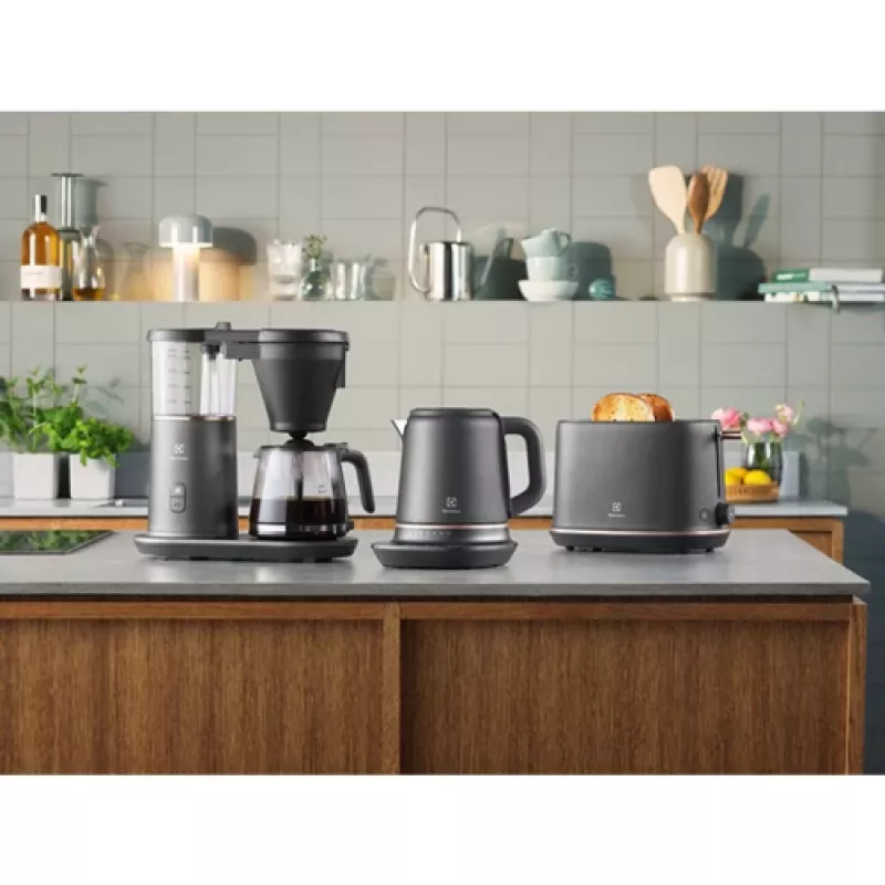 Electrolux E7K16BP elektriskā tējkanna 1,7 L 2400 W melna, vara