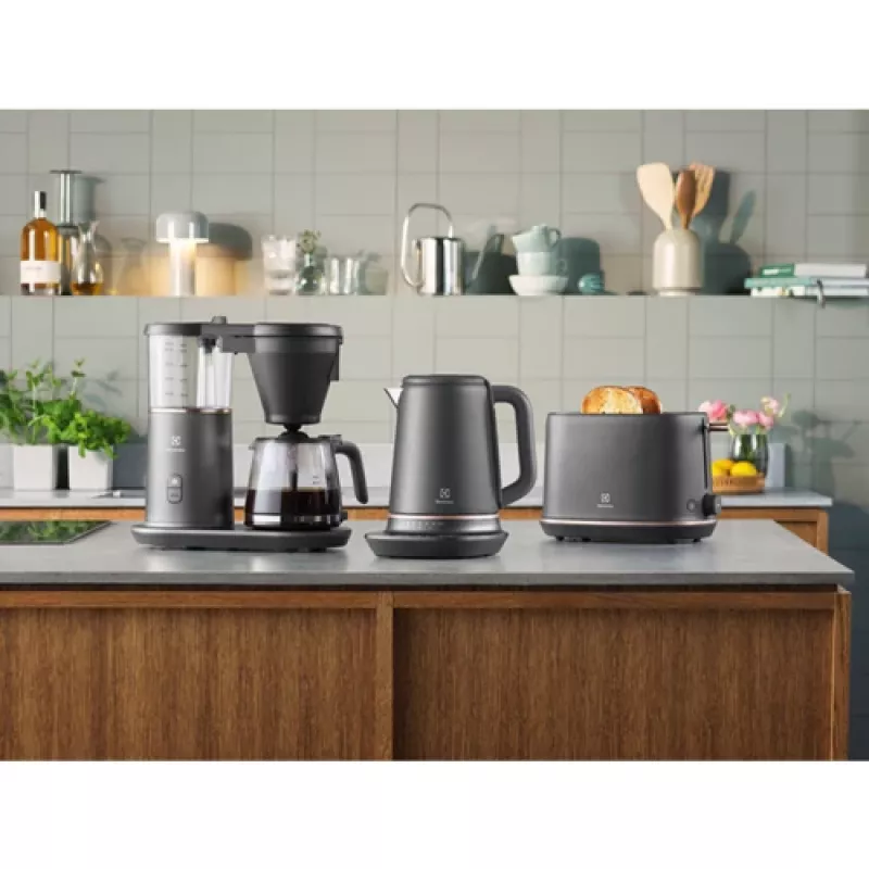 Electrolux E7K16BP elektriskā tējkanna 1,7 L 2400 W melna, vara