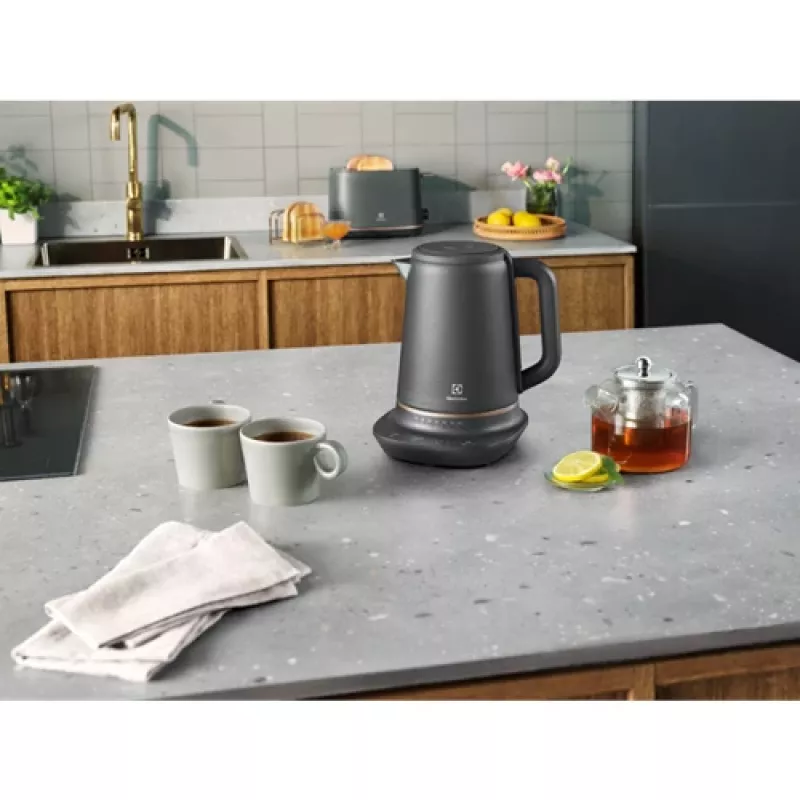Electrolux E7K16BP elektriskā tējkanna 1,7 L 2400 W melna, vara