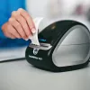 DYMO autentiskās LabelWriter adrešu uzlīmes | 28 mm x 89 mm | 12 ruļļi pa 130 viegli nolobāmām uzlīmēm (kopā 1560) | Pašlīmējošas | LabelWriter uzlīmju printeriem