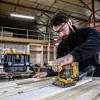 Lokšņu slīpmašīna DeWalt DCW200NT-XJ, bezvada, 18 V, bezsuku, 1 kg, 8000–13 500 OPM, 1,6 mm orbīta, putekļu ports, pārnēsāšanas futrālis
