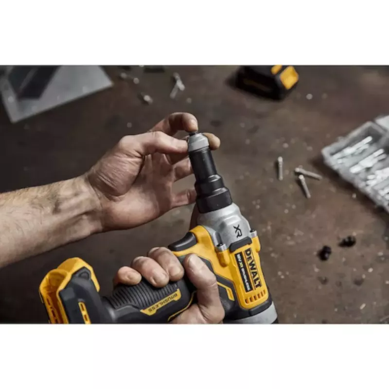 Bezvada kniedētājs DeWalt DCF414NT-XJ — darbināms ar baterijām, pārnēsājams