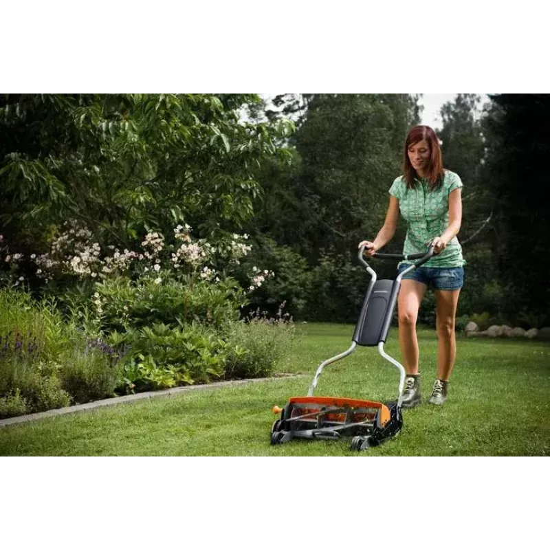 Manuālais cilindriskais zāles pļāvējs Fiskars 113880 griešanas platums 116,8 cm