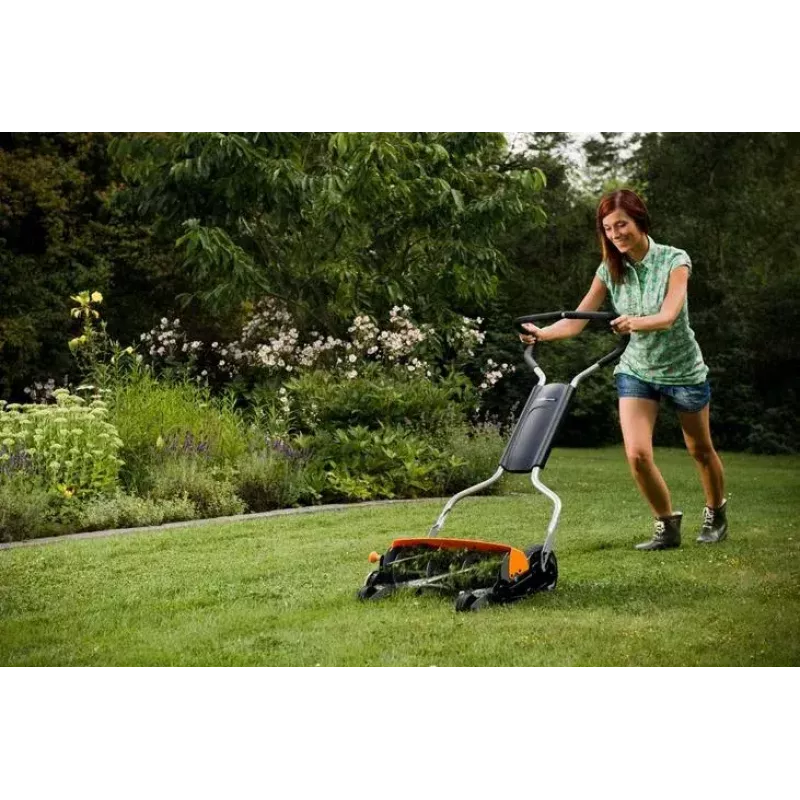 Manuālais cilindriskais zāles pļāvējs Fiskars 113880 griešanas platums 116,8 cm
