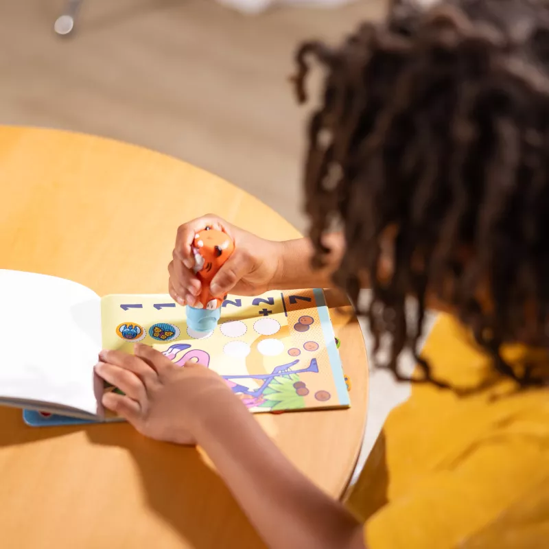 Melissa & Doug Sticker WOW! 24 lappušu darbību bloks un uzlīmju spiedogs, 300 uzlīmes, radošs fidget rotaļlietu kolekcionējamais tēls – Tīģeris – FSC sertificēts