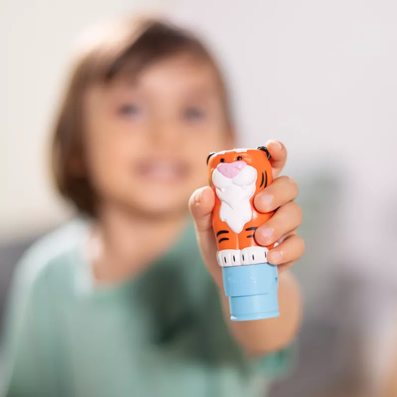 Melissa & Doug Sticker WOW! 24 lappušu darbību bloks un uzlīmju spiedogs, 300 uzlīmes, radošs fidget rotaļlietu kolekcionējamais tēls – Tīģeris – FSC sertificēts