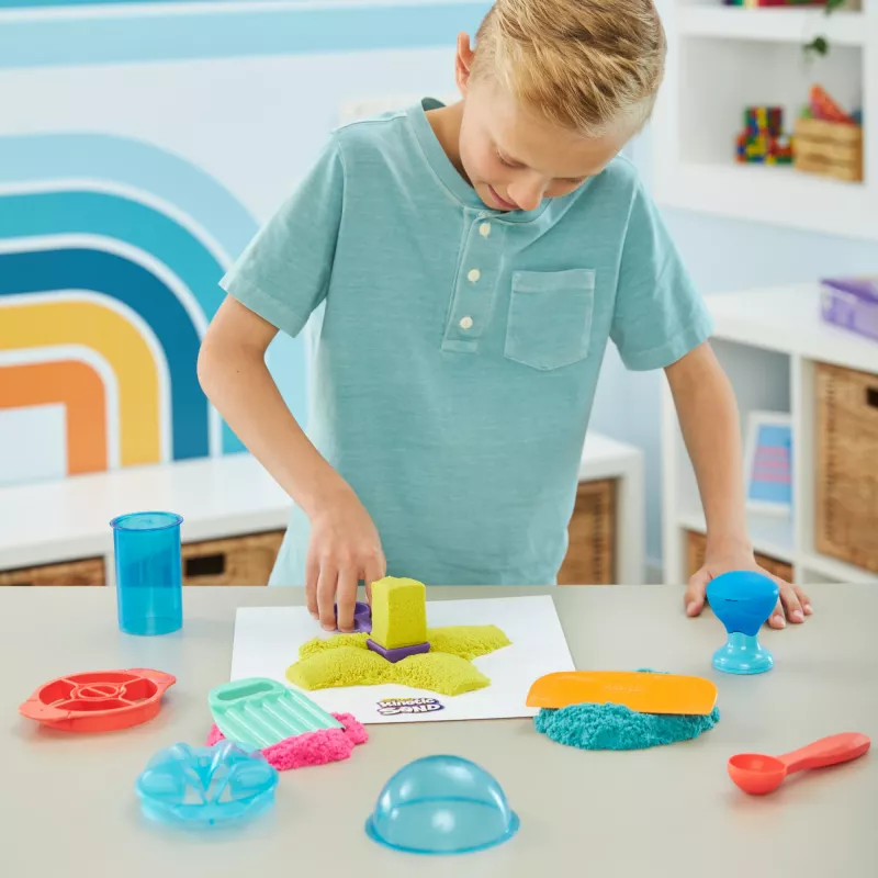 Kinetic Sand , Ultimate Sandisfying Set ar 2 mārciņām spēļu smilšu (rozā, dzeltenas un zilganzaļas), 10 rīki un veidnes, sensoriskās rotaļlietas bērniem no 7 gadu vecuma