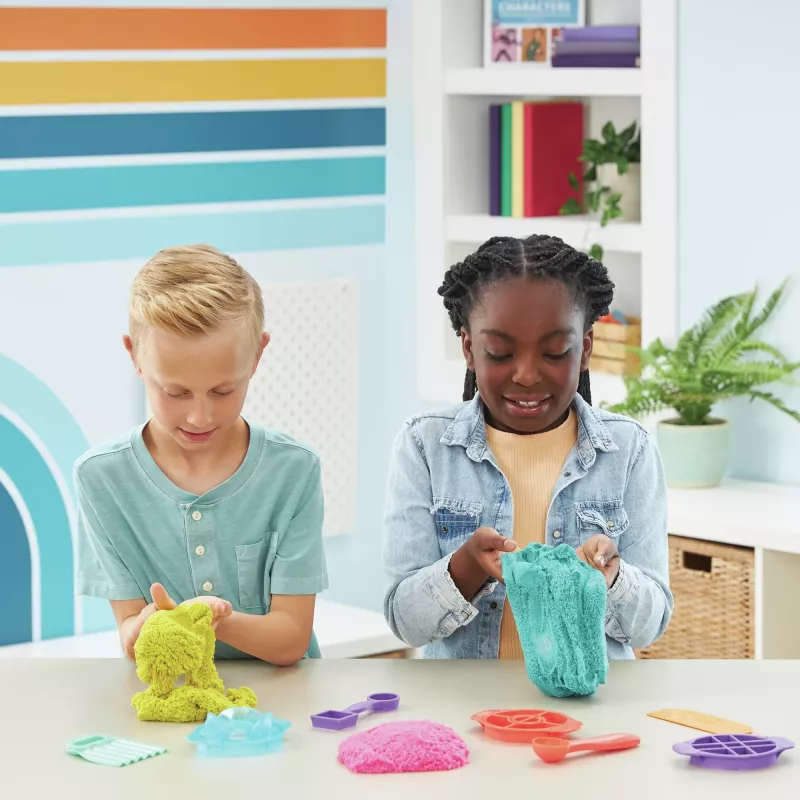 Kinetic Sand , Ultimate Sandisfying Set ar 2 mārciņām spēļu smilšu (rozā, dzeltenas un zilganzaļas), 10 rīki un veidnes, sensoriskās rotaļlietas bērniem no 7 gadu vecuma