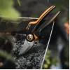 Atzarošanas šķēres Fiskars X-Series L P961 — apvada tipa, tērauda asmens, griešanas jauda 2,6 cm, garums 222 mm