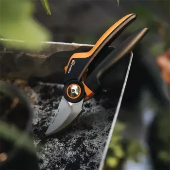 Atzarošanas šķēres Fiskars X-Series L P961 — apvada tipa, tērauda asmens, griešanas jauda 2,6 cm, garums 222 mm