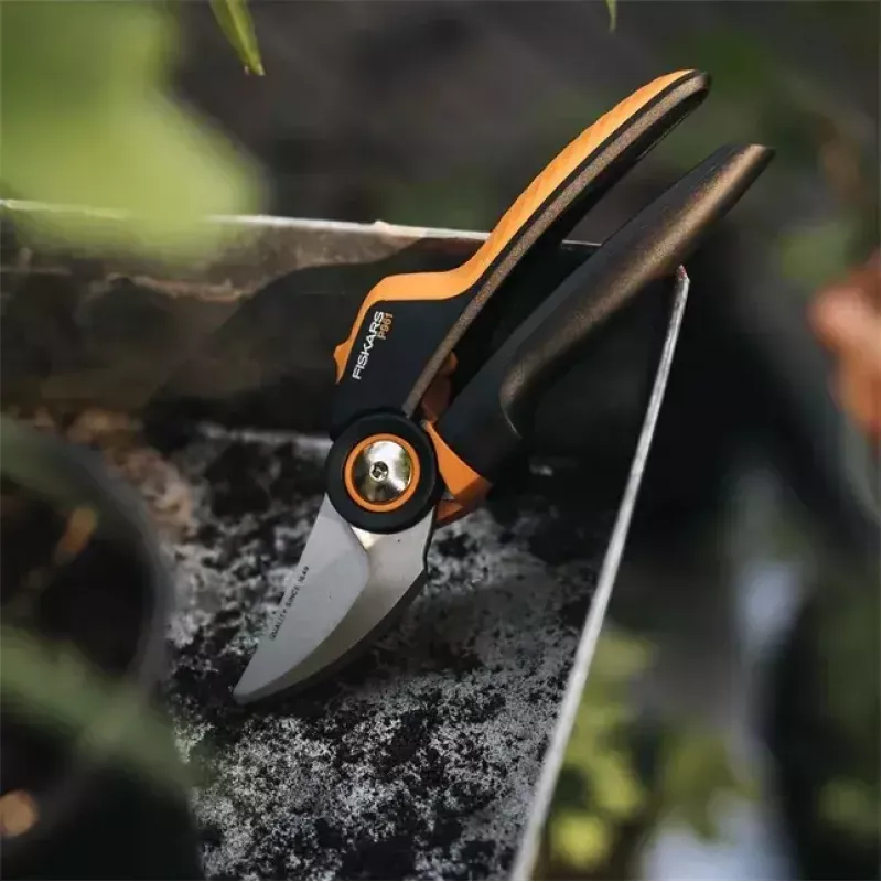 Atzarošanas šķēres Fiskars X-Series L P961 — apvada tipa, tērauda asmens, griešanas jauda 2,6 cm, garums 222 mm