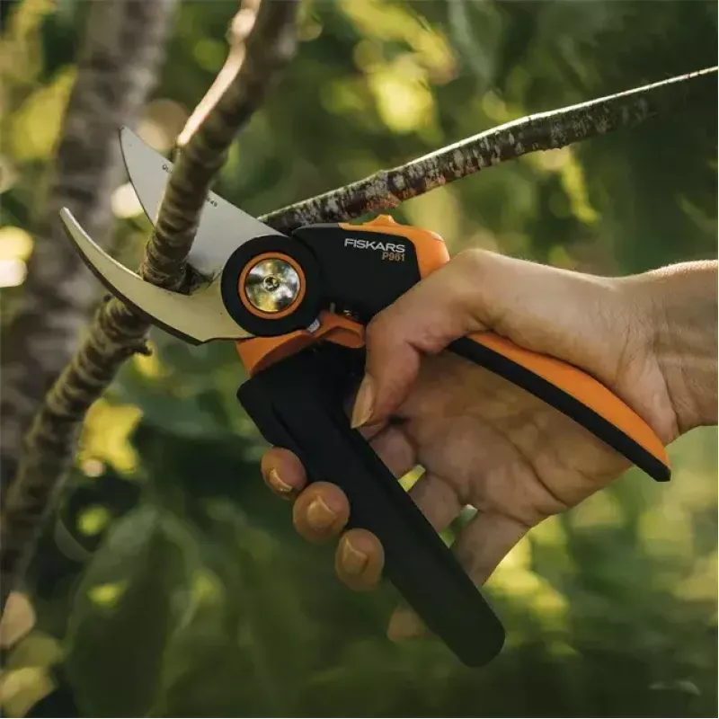 Atzarošanas šķēres Fiskars X-Series L P961 — apvada tipa, tērauda asmens, griešanas jauda 2,6 cm, garums 222 mm