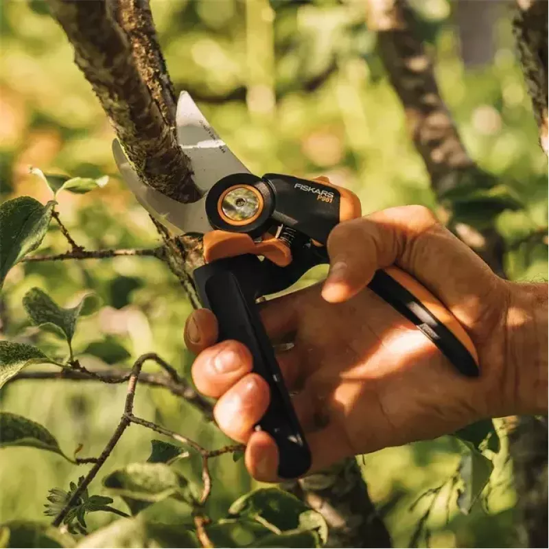 Atzarošanas šķēres Fiskars X-Series L P961 — apvada tipa, tērauda asmens, griešanas jauda 2,6 cm, garums 222 mm