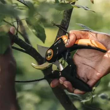 Atzarošanas šķēres Fiskars Plus PowerLever P721 — apvedšķēres zariem un stublājiem