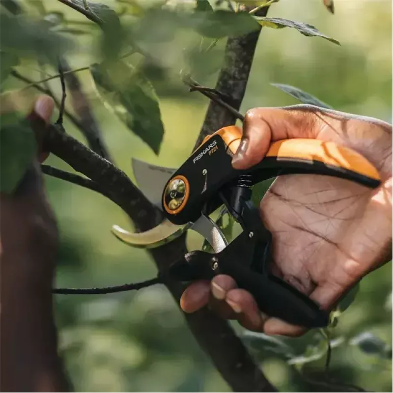 Atzarošanas šķēres Fiskars Plus PowerLever P721 — apvedšķēres zariem un stublājiem