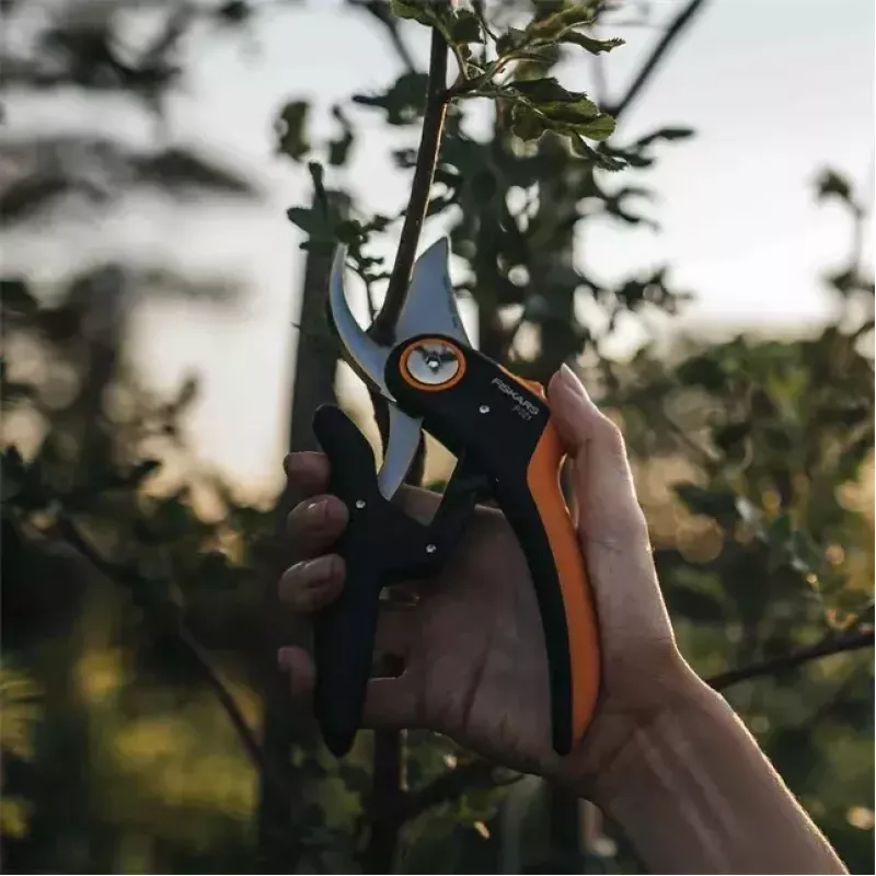 Atzarošanas šķēres Fiskars Plus PowerLever P721 — apvedšķēres zariem un stublājiem