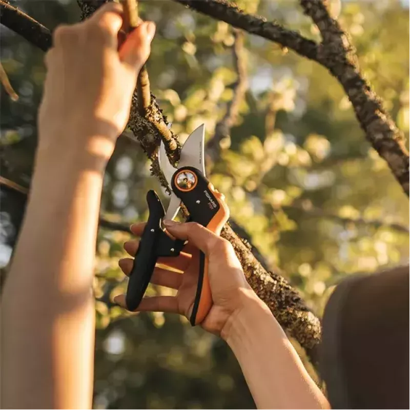Atzarošanas šķēres Fiskars Plus PowerLever P721 — apvedšķēres zariem un stublājiem