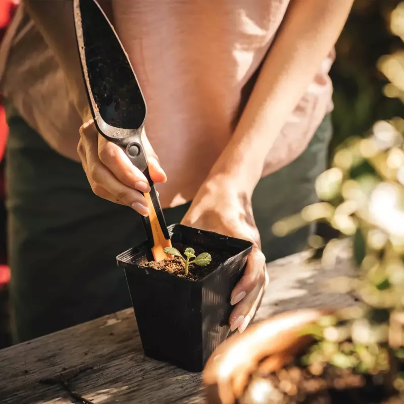 Dārza liekšķere Fiskars F1057641 — rokas liekšķere, melna un brūna