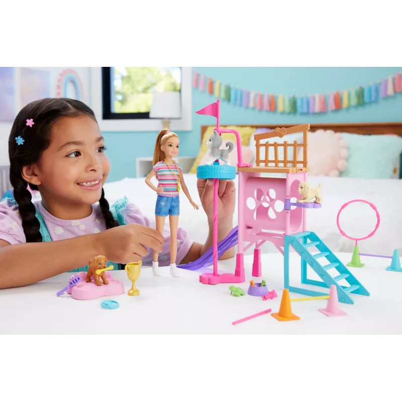 Barbie and Stacie to the Rescue kucēnu rotaļu laukuma komplekts ar lelli, 3 mājdzīvnieku suņu figūriņām un piederumiem
