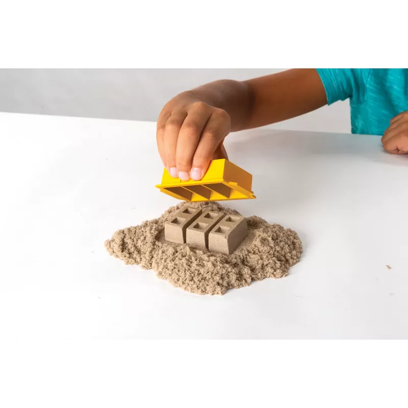 Kinetic Sand Dig N' Demolish rotaļu komplekts ar 1 mārciņu rotaļu smilšu un rotaļu kravas automašīnu, sensorās rotaļlietas bērniem no 5 gadu vecuma