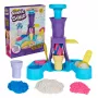 Kinetic Sand , Soft Serve Station, Lieldienu groziņu pildījums, Ietver 14oz formējamas spēļu smiltis (3 krāsas), 2 saldējuma konusus un 2 rīkus