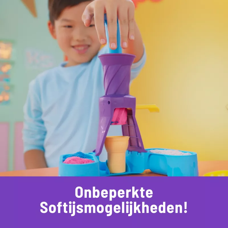 Kinetic Sand , Soft Serve Station, Lieldienu groziņu pildījums, Ietver 14oz formējamas spēļu smiltis (3 krāsas), 2 saldējuma konusus un 2 rīkus