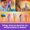 Kinetic Sand , Soft Serve Station, Lieldienu groziņu pildījums, Ietver 14oz formējamas spēļu smiltis (3 krāsas), 2 saldējuma konusus un 2 rīkus