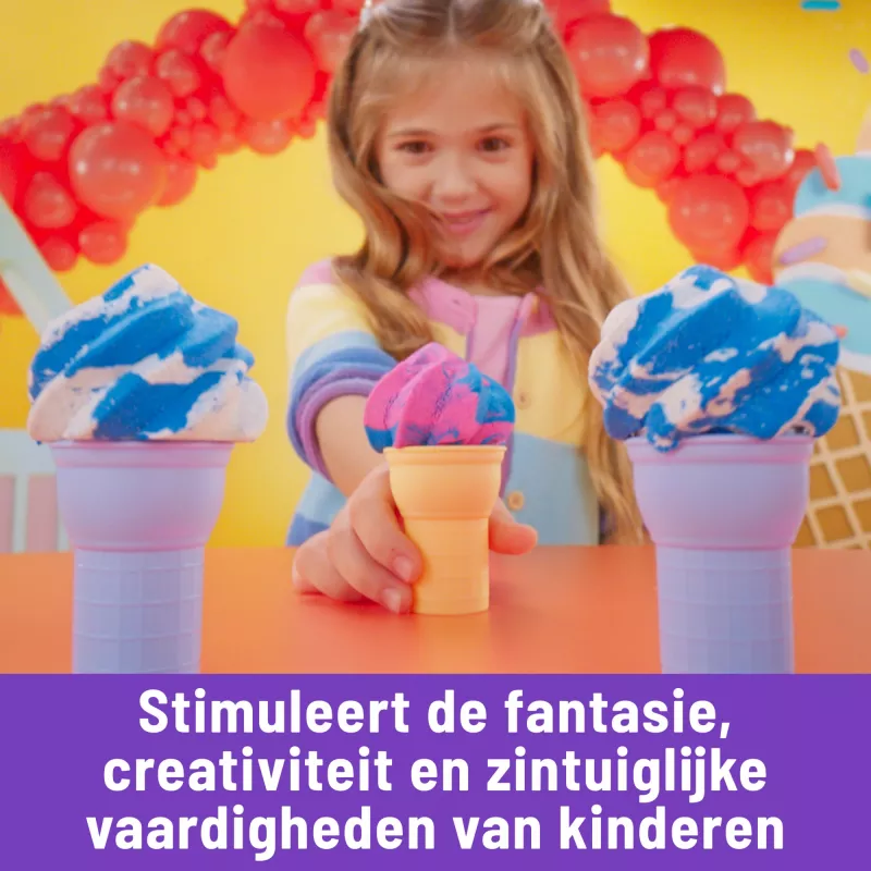 Kinetic Sand , Soft Serve Station, Lieldienu groziņu pildījums, Ietver 14oz formējamas spēļu smiltis (3 krāsas), 2 saldējuma konusus un 2 rīkus