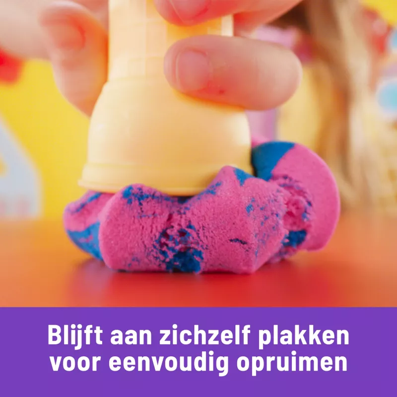 Kinetic Sand , Soft Serve Station, Lieldienu groziņu pildījums, Ietver 14oz formējamas spēļu smiltis (3 krāsas), 2 saldējuma konusus un 2 rīkus