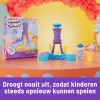 Kinetic Sand , Soft Serve Station, Lieldienu groziņu pildījums, Ietver 14oz formējamas spēļu smiltis (3 krāsas), 2 saldējuma konusus un 2 rīkus