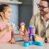 Kinetic Sand , Soft Serve Station, Lieldienu groziņu pildījums, Ietver 14oz formējamas spēļu smiltis (3 krāsas), 2 saldējuma konusus un 2 rīkus
