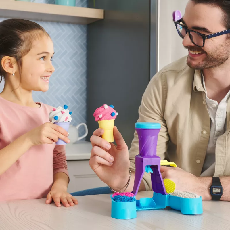 Kinetic Sand , Soft Serve Station, Lieldienu groziņu pildījums, Ietver 14oz formējamas spēļu smiltis (3 krāsas), 2 saldējuma konusus un 2 rīkus