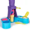 Kinetic Sand , Soft Serve Station, Lieldienu groziņu pildījums, Ietver 14oz formējamas spēļu smiltis (3 krāsas), 2 saldējuma konusus un 2 rīkus