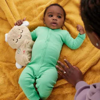 Fisher-Price Soothe & Settle Bunny mīkstā rotaļlieta mazulim un pielāgojama skaņas ierīce ar kustību