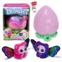 Hatchimals Bloomables by , Kittyfly pārsteiguma rotaļlieta, interaktīva plīša rotaļlieta ar atkārtojamu dubulto atklāšanu, vairāk nekā 100 skaņām un reakcijām iztēles rotaļām (stili var atšķirties), elektroniskie mājdzīvnieki bērniem no 5 gadu vecuma