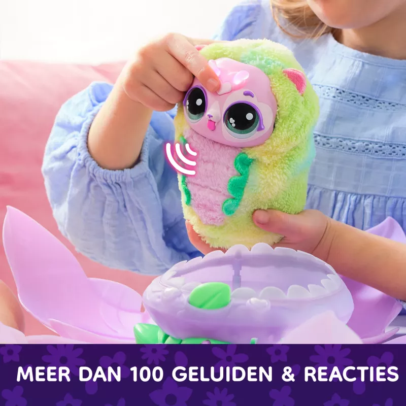 Hatchimals Bloomables by , Kittyfly pārsteiguma rotaļlieta, interaktīva plīša rotaļlieta ar atkārtojamu dubulto atklāšanu, vairāk nekā 100 skaņām un reakcijām iztēles rotaļām (stili var atšķirties), elektroniskie mājdzīvnieki bērniem no 5 gadu vecuma