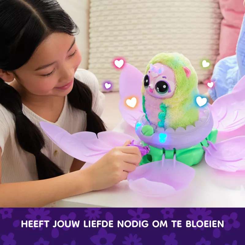 Hatchimals Bloomables by , Kittyfly pārsteiguma rotaļlieta, interaktīva plīša rotaļlieta ar atkārtojamu dubulto atklāšanu, vairāk nekā 100 skaņām un reakcijām iztēles rotaļām (stili var atšķirties), elektroniskie mājdzīvnieki bērniem no 5 gadu vecuma