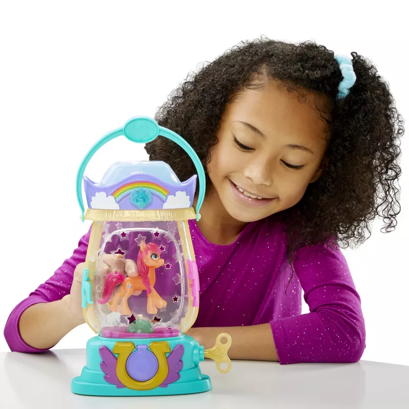 My Little Pony: A New Generation Movie Sparkle Reveal Lantern Sunny Starscout - gaismas rotaļlieta ar 25 detaļām un pārsteigumiem