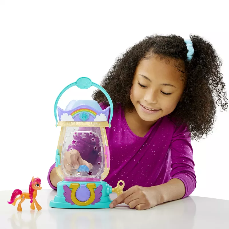 My Little Pony: A New Generation Movie Sparkle Reveal Lantern Sunny Starscout - gaismas rotaļlieta ar 25 detaļām un pārsteigumiem