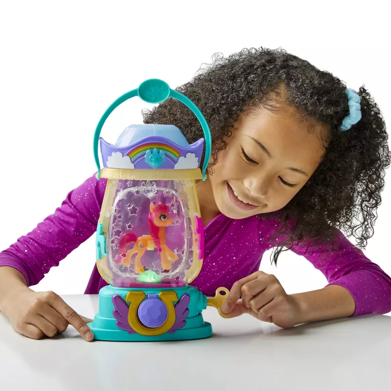 My Little Pony: A New Generation Movie Sparkle Reveal Lantern Sunny Starscout - gaismas rotaļlieta ar 25 detaļām un pārsteigumiem