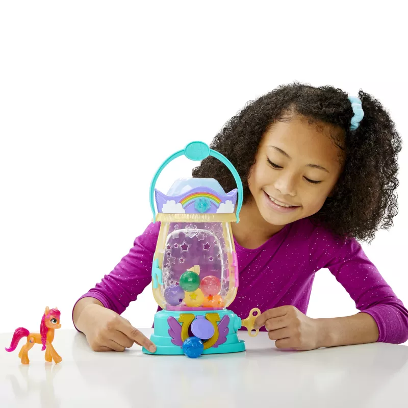 My Little Pony: A New Generation Movie Sparkle Reveal Lantern Sunny Starscout - gaismas rotaļlieta ar 25 detaļām un pārsteigumiem