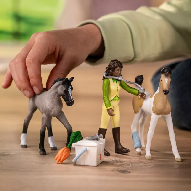 Rotaļu komplekts Schleich Sarah's First Aid Kit figūriņa — Schleich 42777