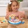 Melissa & Doug dzimšanas dienas kūka - koka rotaļu ēdiens ar dažādiem papildinājumiem un 7 svecēm