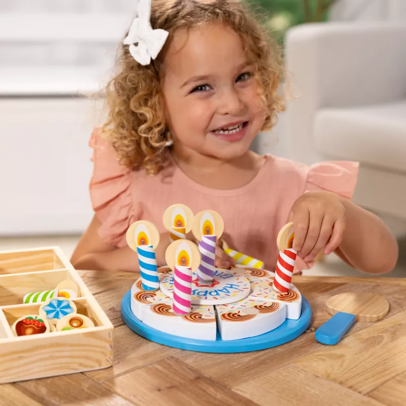 Melissa & Doug dzimšanas dienas kūka - koka rotaļu ēdiens ar dažādiem papildinājumiem un 7 svecēm