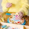 Melissa & Doug dzimšanas dienas kūka - koka rotaļu ēdiens ar dažādiem papildinājumiem un 7 svecēm