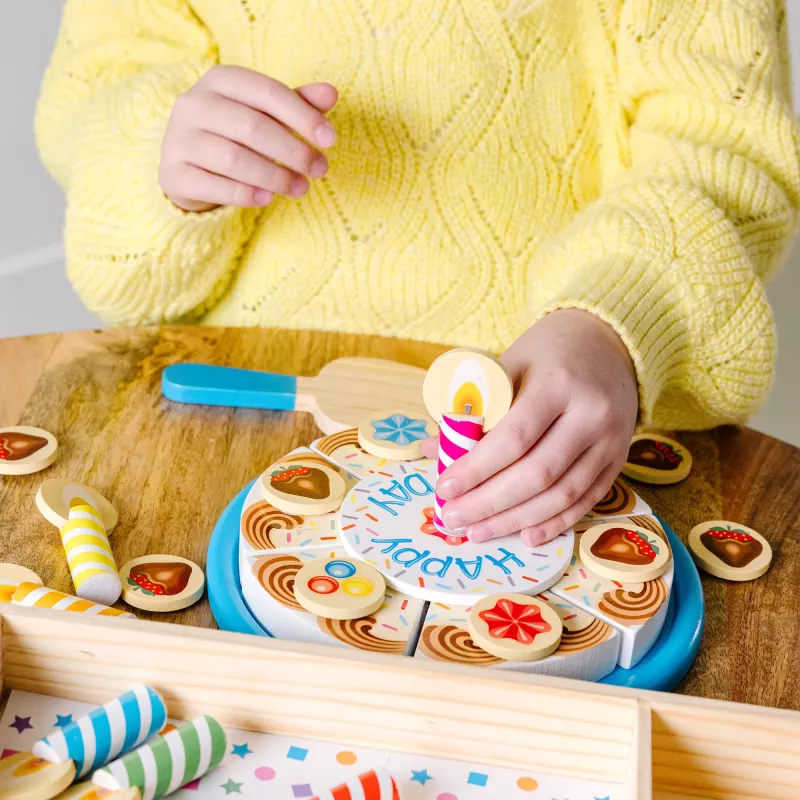 Melissa & Doug dzimšanas dienas kūka - koka rotaļu ēdiens ar dažādiem papildinājumiem un 7 svecēm