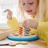 Melissa & Doug dzimšanas dienas kūka - koka rotaļu ēdiens ar dažādiem papildinājumiem un 7 svecēm