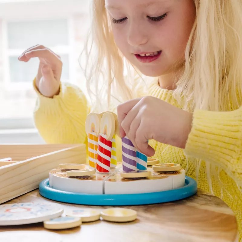 Melissa & Doug dzimšanas dienas kūka - koka rotaļu ēdiens ar dažādiem papildinājumiem un 7 svecēm